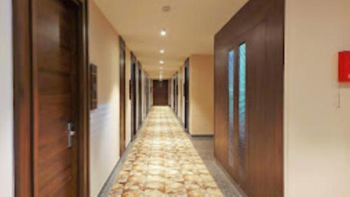 korytarz z długim korytarzem z płytkami na podłodze w obiekcie The Vilana Luxurious Hotel in Rishikesh , Uttarakhand w mieście Rishikesh