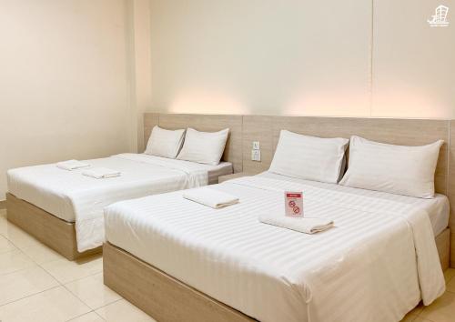 Postel nebo postele na pokoji v ubytování Jacky Chan Hotel
