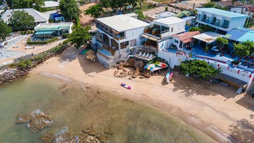 an aerial view of a beach with buildings and the water at Akina Beach Resort KohLarn อกินะบีช รีสอร์ทเกาะล้าน in Ko Larn