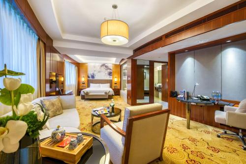 Enlux Hotel في جينان: غرفة معيشة مع أريكة وطاولة