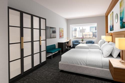 シカゴにあるコンラッド シカゴのベッドとデスクが備わるホテルルームです。