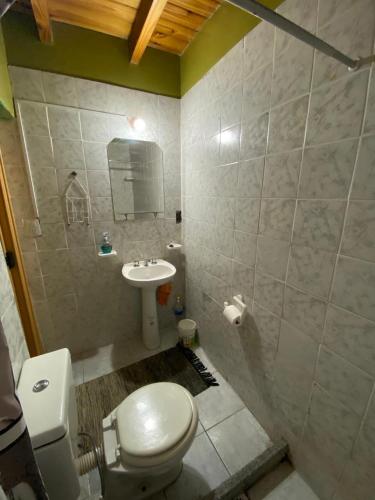 een badkamer met een toilet en een wastafel bij Lorenzo in San Rafael