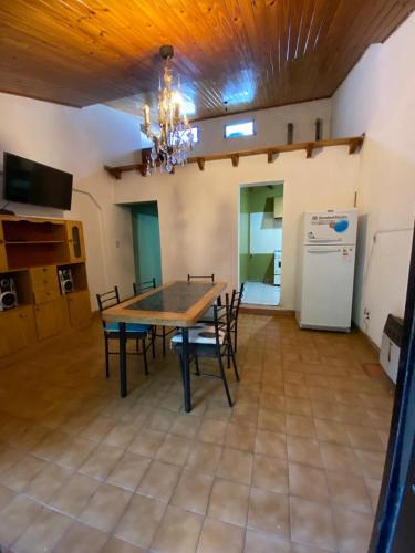 een eetkamer met een tafel en stoelen en een koelkast bij Lorenzo in San Rafael