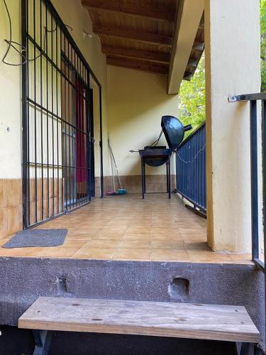 een balkon met een zwarte stoel en een bank bij Lorenzo in San Rafael
