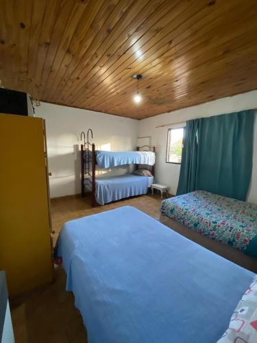 een slaapkamer met 2 bedden en een houten plafond bij Lorenzo in San Rafael