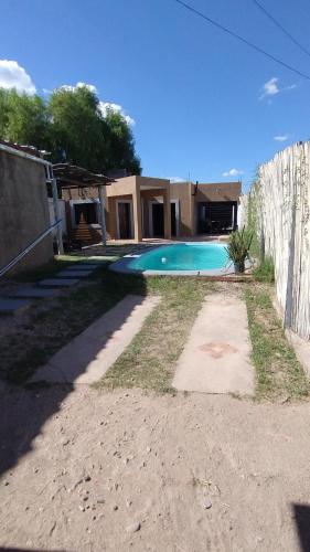 una casa con piscina junto a una valla en La tempranera en La Rioja
