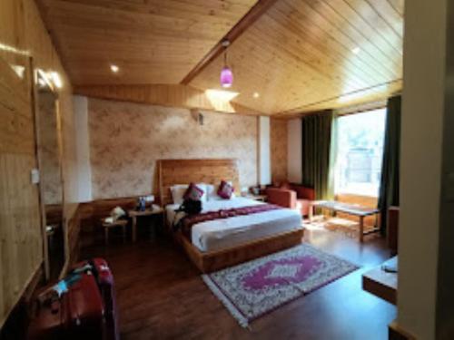 - une chambre avec un grand lit dans l'établissement Shimla Greens Shimla, à Shimla