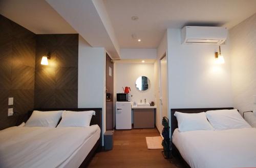 Postel nebo postele na pokoji v ubytování MARUKOU HOTEL