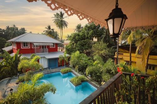 - une vue sur un complexe avec une piscine dans l'établissement Cherryleen Resort Nagaon, à Nagaon