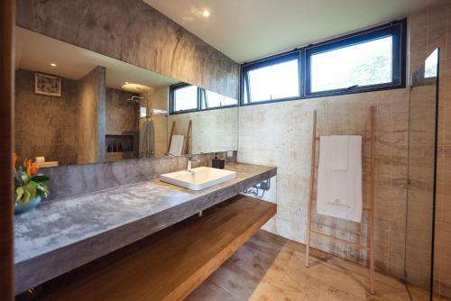 bagno con lavandino e grande specchio di Samahita Retreat a Laem Sor