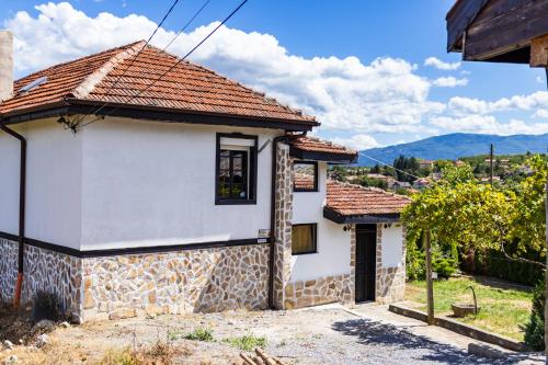 a white house with a red roof at СТАРАТА КЪЩА in Sovolyano