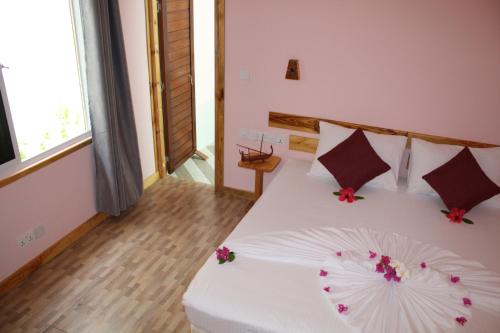 Кровать или кровати в номере MAMELLO Beach Club Maldives