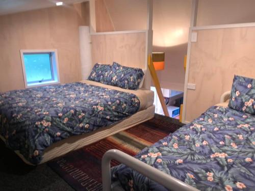 una camera con due letti e una finestra di Country Retreat a Cooks Beach