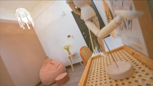 a room with a table and a chair and a lamp at 咻咻宿 Xiuxiu 電梯宅 in Taitung City