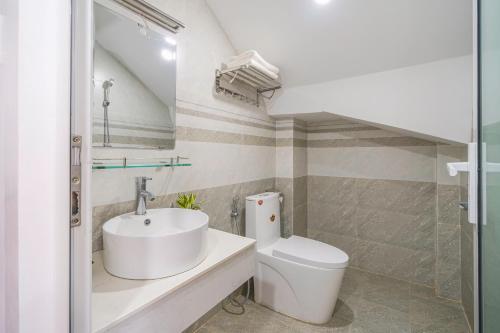 een badkamer met een wastafel en een toilet bij Khách Sạn Lối Về Đà Lạt in Da Lat