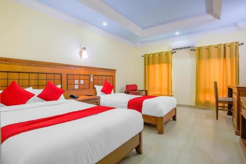 sypialnia z 2 łóżkami, stołem i krzesłami w obiekcie Hotel Lacoul Inn w Bhairāhawie