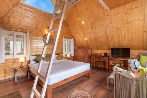 1 dormitorio con litera en una cabaña de madera en Vinyasa Resort , Kanatal, en Kanatal