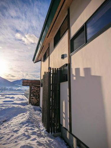 a building with a gate in the snow at Kikori House｜本物の素材にこだわった山村の一軒家 in Minamiaizu