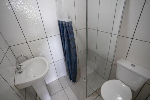 een kleine badkamer met een toilet en een wastafel bij Rec. Harmonia Wi-Fi Piscina Churrasqueira Lareira in Juquitiba
