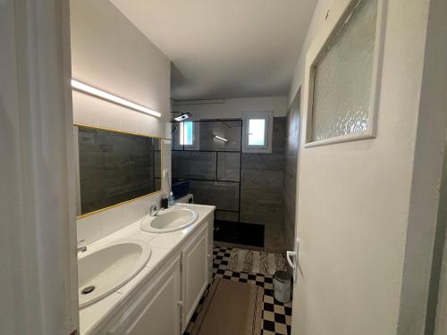 La salle de bains blanche est pourvue d'un lavabo et d'une douche. dans l'établissement Brinette Room, à Toulon