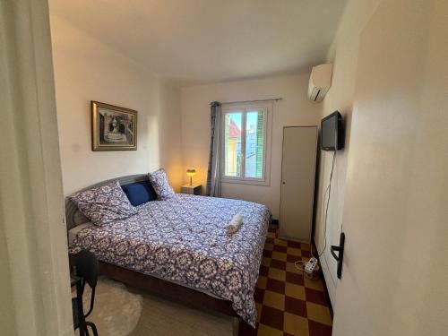 a small bedroom with a bed and a window at Brinette Room in Toulon