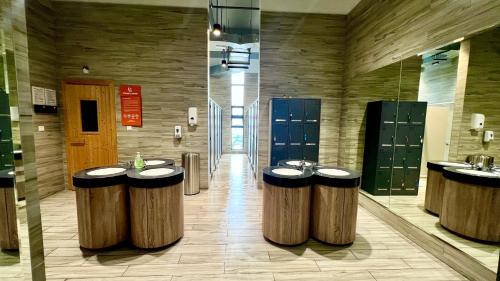 ein Badezimmer mit vier Waschbecken und einer Reihe von Hockern in der Unterkunft Eko Cheras 时尚复式公寓loft,两室一厅 in Kuala Lumpur