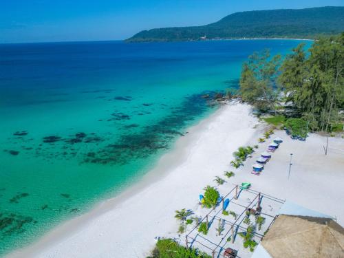 una vista aérea de una playa con sillas y el océano en Long Beach Resort Koh Rong en Koh Rong Island