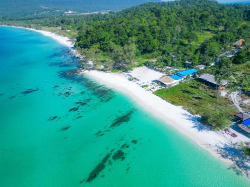 een luchtzicht op het strand en de oceaan bij Long Beach Resort Koh Rong in Koh Rong Island