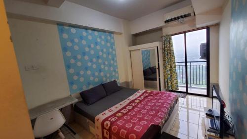 Postel nebo postele na pokoji v ubytování OYO 93552 Tamansari Panoramic Apartment By Anwar