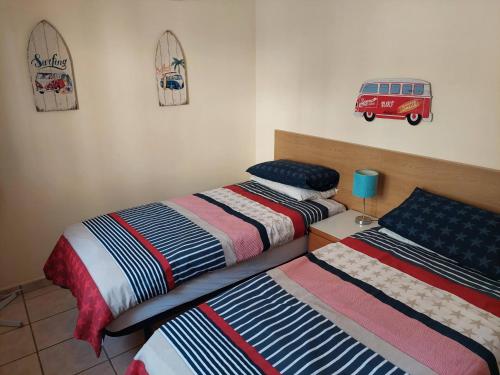 - une chambre avec 2 lits et un van sur le mur dans l'établissement Casa Sunflower, à Malaga