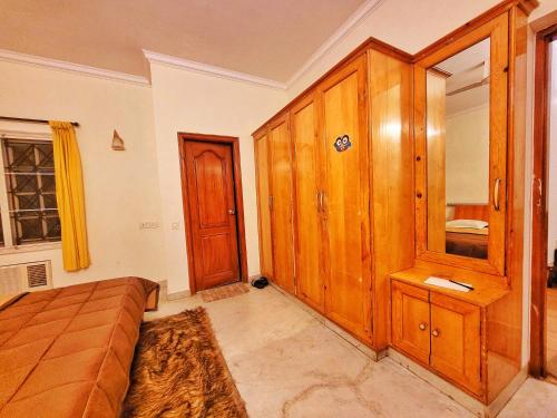 una camera con divano e armadio in legno di Urban Escape Luxury Villa a Bangalore