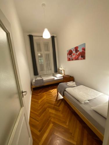 A bed or beds in a room at Free Parking - DOB50 spacious apartment - 2 separate bedroom, 5 people, AC, WIFI