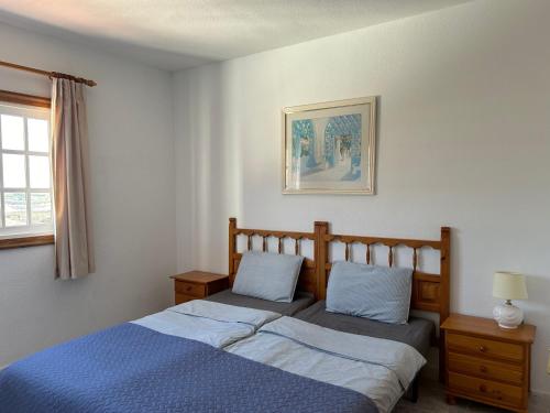 1 dormitorio con 2 camas y una foto en la pared en Ocean and Mountain View Penthouse by Dream Homes Tenerife, en Puerto de Santiago