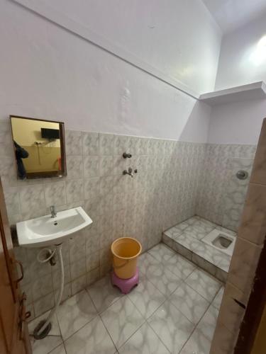Satsang Lodge tesisinde bir banyo