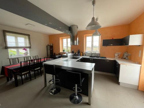 Kuchyň nebo kuchyňský kout v ubytování Maison avec piscine