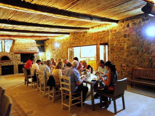 grupa ludzi siedzących przy stolikach w restauracji w obiekcie Mymering Wine & Guest Estate w mieście Ladismith