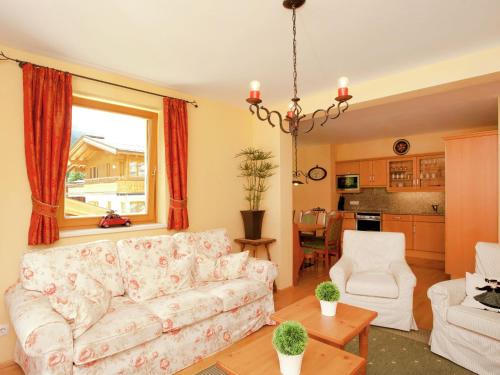 salon z kanapą i stołem w obiekcie Apartment in Saalbach-Hinterglemm with sauna w Saalbach Hinterglemm