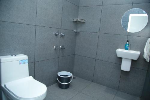 W łazience znajduje się toaleta, umywalka i lustro. w obiekcie Havana Beach House w mieście Alappuzha
