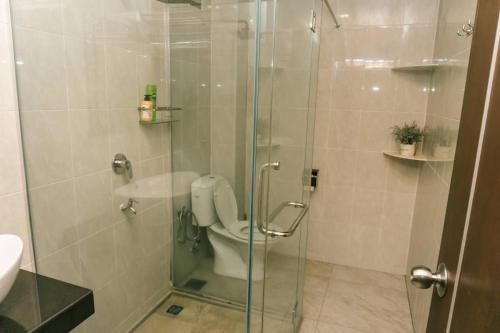 e bagno con doccia, servizi igienici e lavandino. di Singgahsana Villa a Kuah
