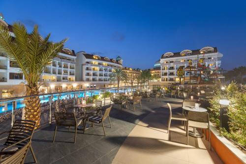 Bazén v ubytování Kirman Belazur Resort & Spa nebo v jeho okolí