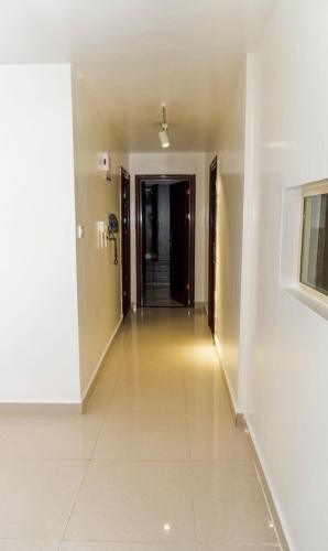 un couloir vide dans un bâtiment aux murs et aux sols blancs dans l'établissement CastleHomes 1Bedroom Furnished Apartments, à Ruaka