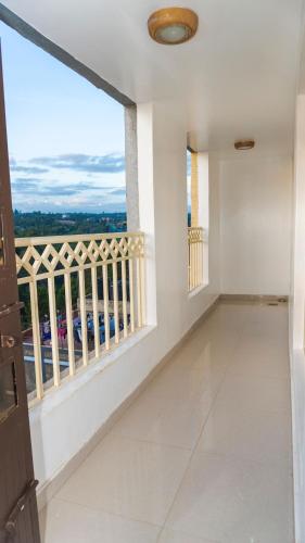 Cette chambre dispose d'un balcon avec vue. dans l'établissement CastleHomes 1Bedroom Furnished Apartments, à Ruaka