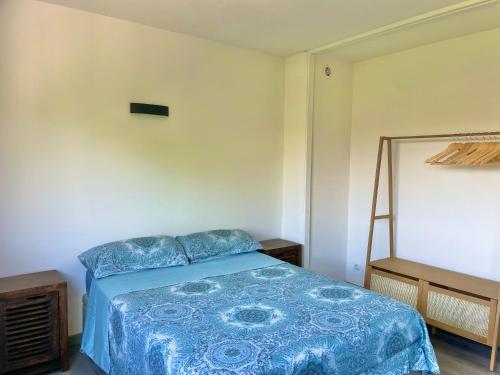 - une chambre avec un lit bleu et un miroir dans l'établissement Cozy studio in calm, à Mandelieu-la-Napoule