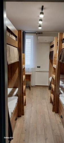 Postel nebo postele na pokoji v ubytování Cozy Hostel