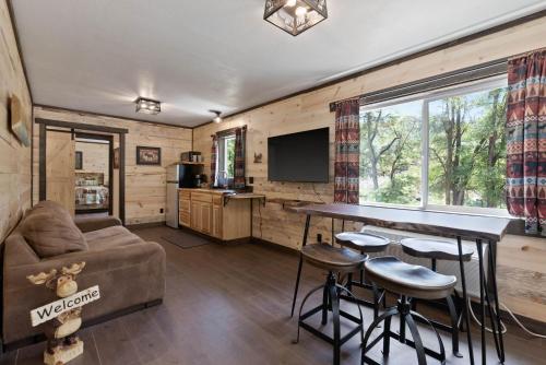 - un salon avec un canapé et une table dans l'établissement Lake Village Lodge, à Coeur d'Alene