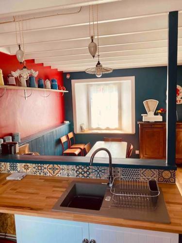 une cuisine avec un évier et un plan de travail dans l'établissement Jolie maison à la campagne « Chez Germaine », à Digosville
