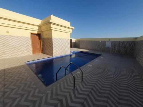 una piscina en medio de una casa en Terminal Inn Airport Hotel & Apartment, en Doha