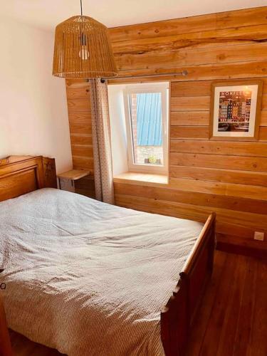 une chambre avec un lit et une fenêtre dans l'établissement Jolie maison à la campagne « Chez Germaine », à Digosville