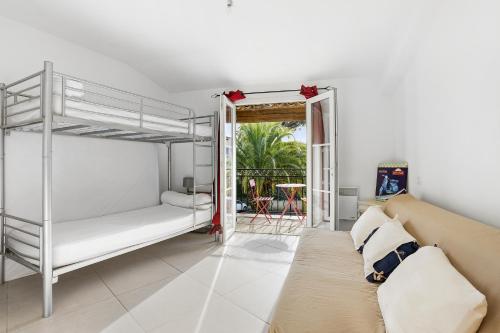 - un salon avec des lits superposés et un canapé dans l'établissement Les Terrasses de Cogolin, à Cogolin