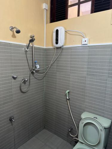 baño con ducha y teléfono en la pared en Hills House Galle, en Galle